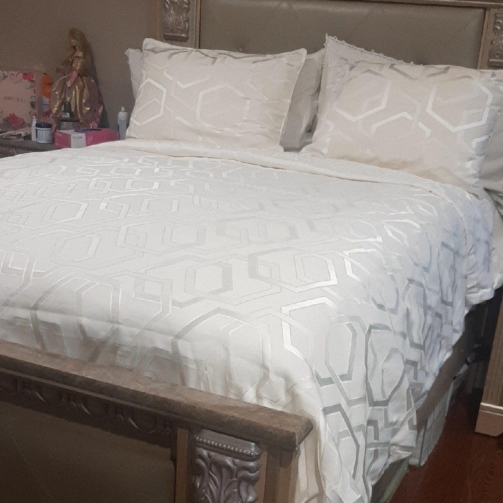 Elegant Cream And White Bedding Set Of 3